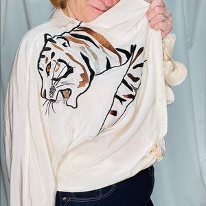 Pictures do not capture the beauty of this 80’s silk button up! Size large